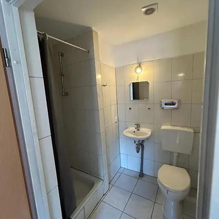 Bjm Monteur - Fuer 11 Personen, Frankfurt-roedelheim Франкфурт-на-Майне