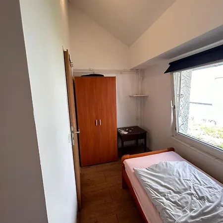Bjm Monteur - Fuer 11 Personen, Frankfurt-roedelheim * Франкфурт-на-Майне
