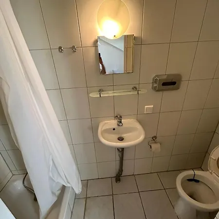 Bjm Monteur - Fuer 11 Personen, Frankfurt-roedelheim *